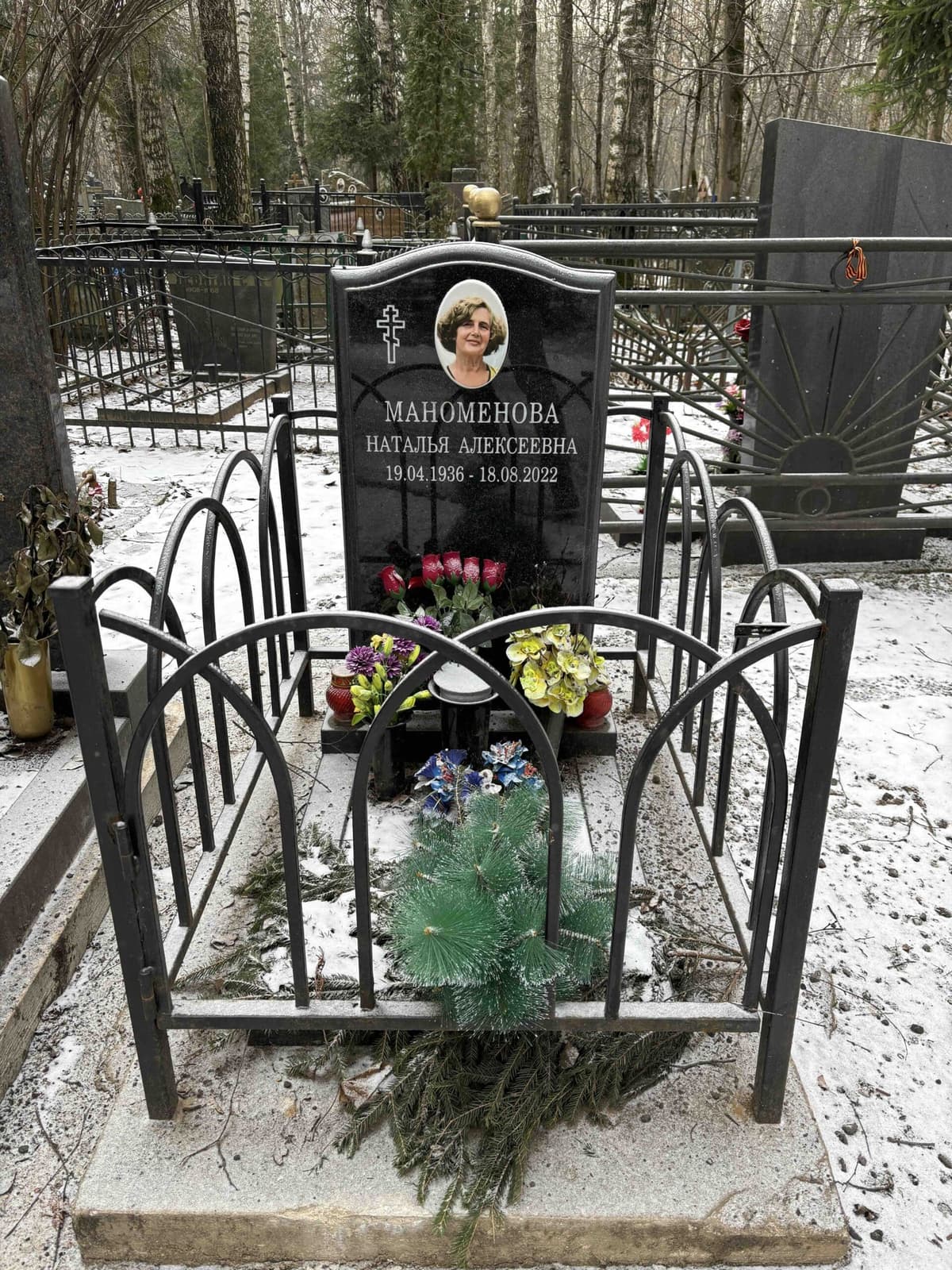 Аккуратный вертикальный памятник из черного гранита с овальной фотокерамикой 