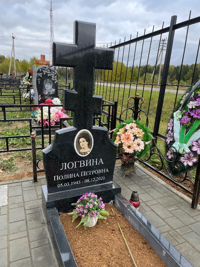 Крест из черного карельского гранита на кладбище Мокрое