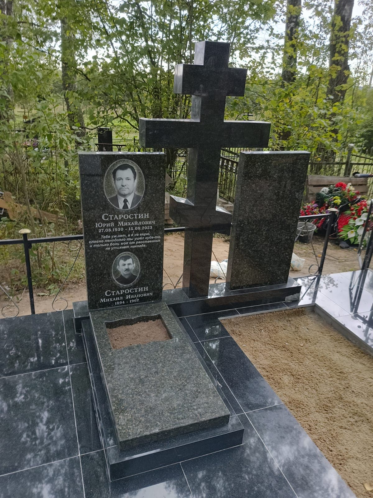 Мемориальный комплекс из зеленого гранита Балтик Грин и черного габбро-диабаза на кладбище в Денисьево