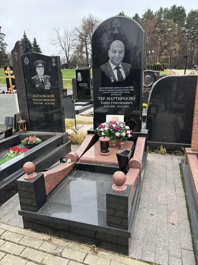 Мемориальный комплекс из черного гранита габбро-диабаз и красного курдайского гранита на Троекуровском кладбище