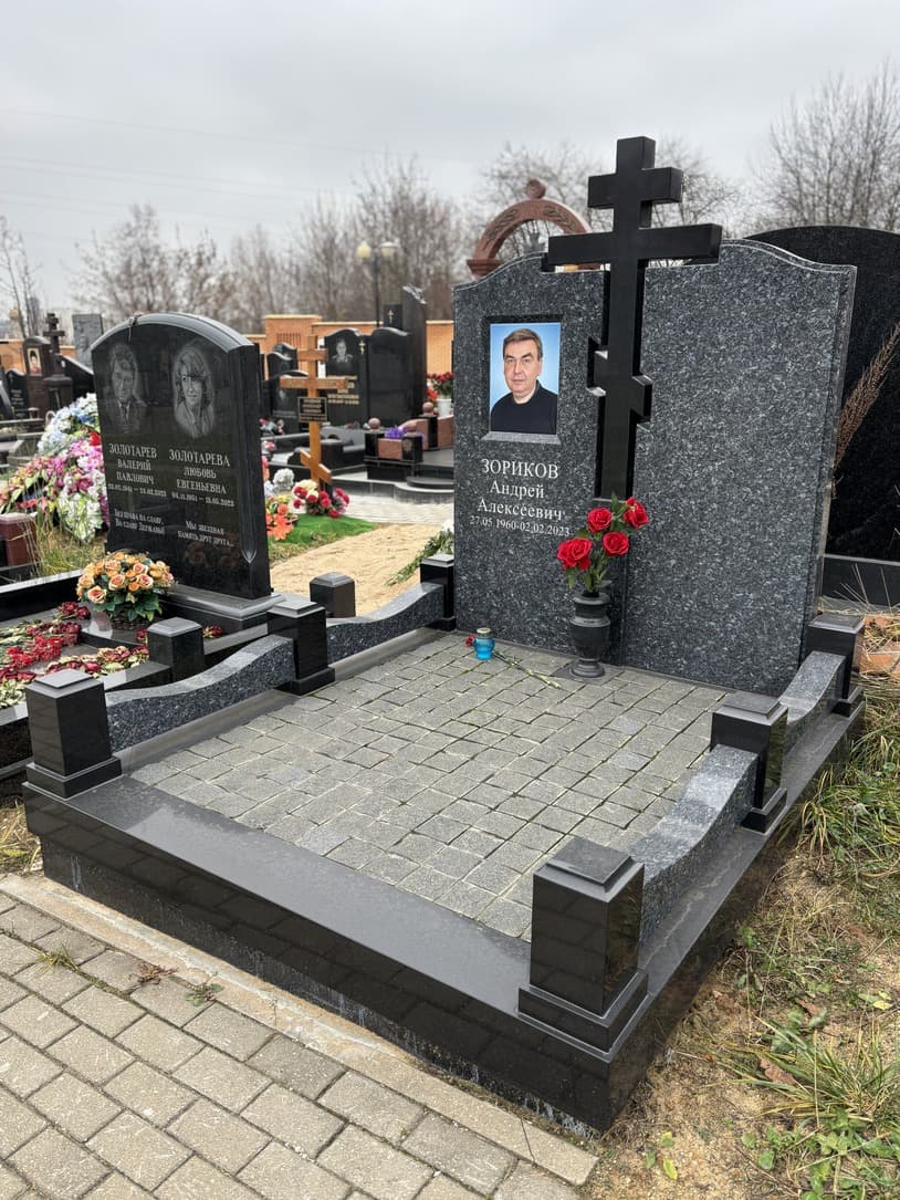Мемориальный комплекс на двоих из голубого гранита Блу Перл и черного габбро-диабаза на Троекуровском кладбище