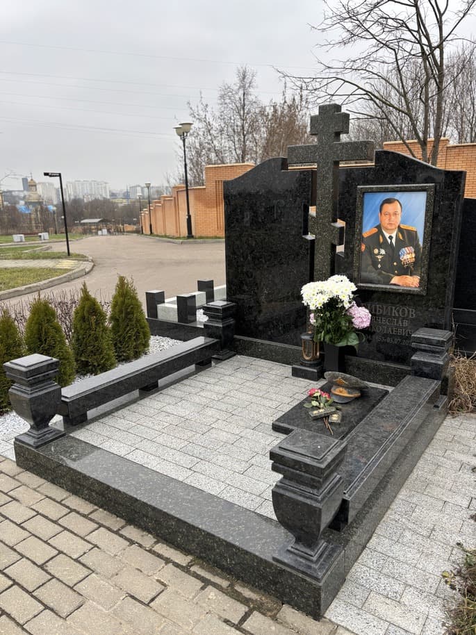 Мемориальный комплекс для военного из лабрадорита и коричневого Дымовского гранита на Троекуровском кладбище