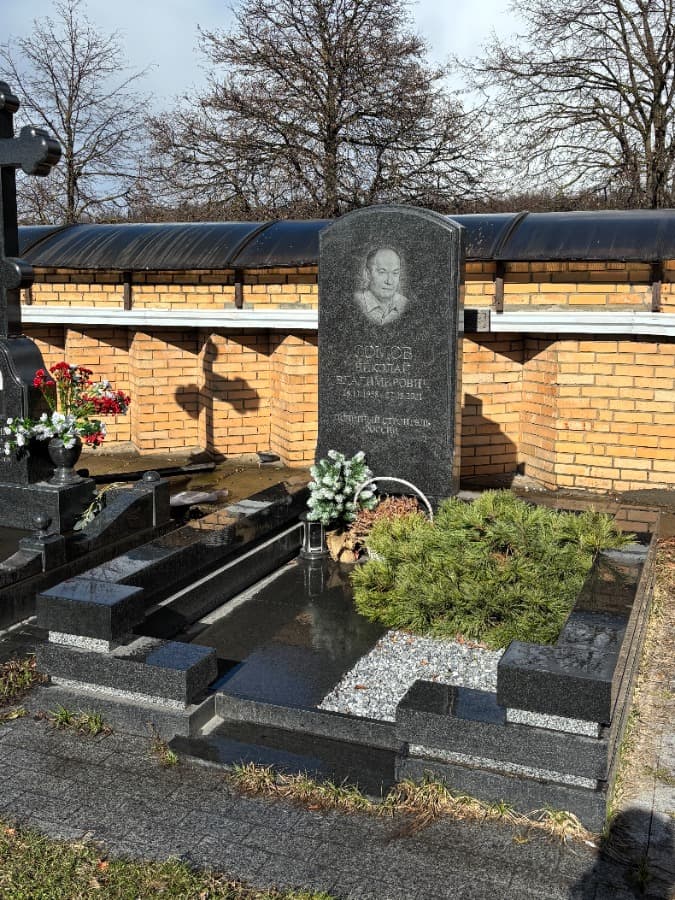 Мемориальный комплекс из черного и серого гранита на Троекуровском кладбище