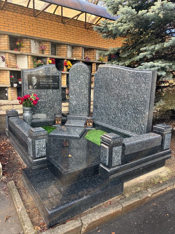 Мемориальный комплекс из голубого гранита Блу Перл на Троекуровском кладбище