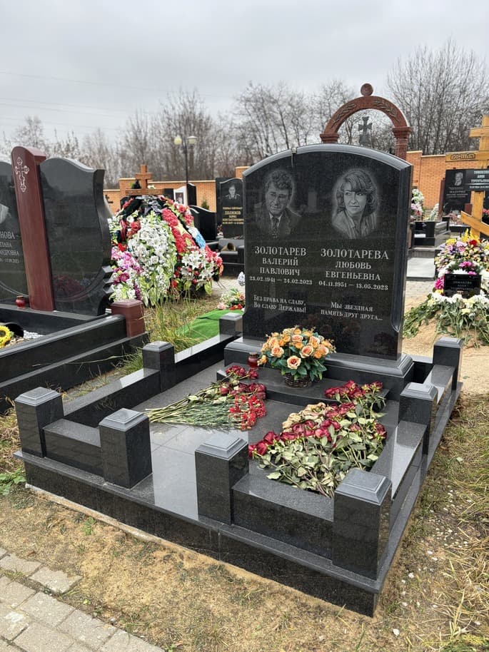Мемориальный комплекс на двоих из черного гранита габбро-диабаз на Троекуровском кладбище