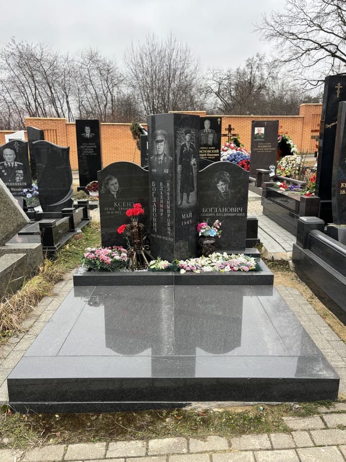 Мемориальный комплекс на троих из черного гранита габбро-диабаз на Троекуровском кладбище