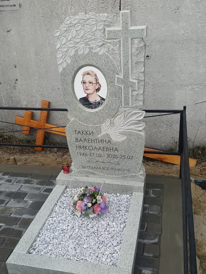Памятник с крестом и каллами из светлого Мансуровского гранита на Богородском кладбище
