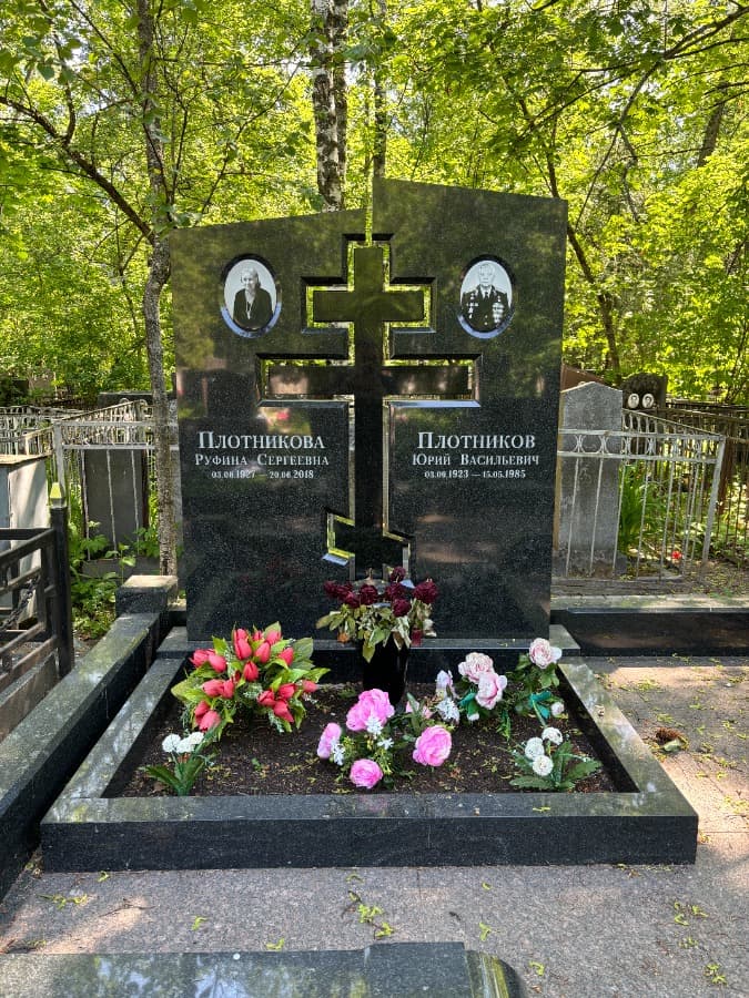 Памятник с православным крестом из черного гранита на Кузьминском кладбище