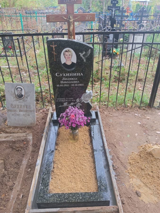 Памятник с розами из зеленого гранита Балтик Грин на Булатниковском кладбище