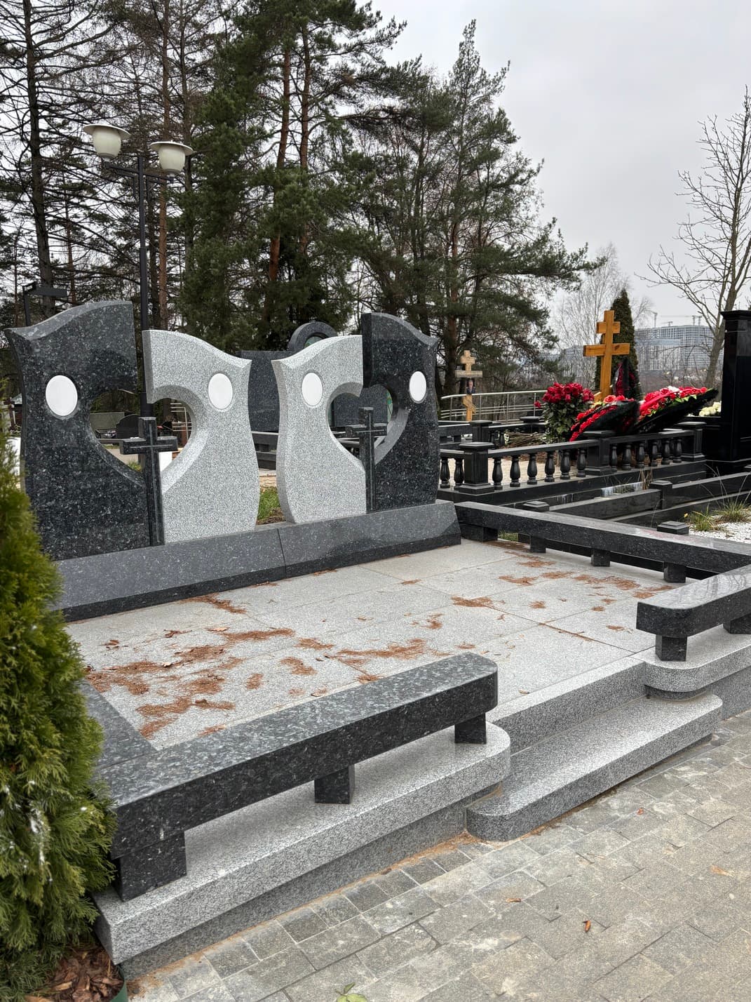 Семейно-родовой комплекс на 4 человек из гранита Блу Перл и Куру Грей на Троекуровском кладбище