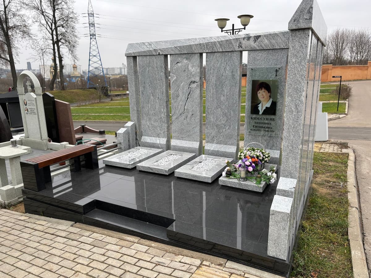 Семейно-родовой комплекс на 6 человек из серого гранита Висконт Вайт и черного гранита Абсолют Блэк на Троекуровском кладбище